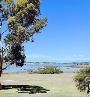 Hilltop Riverview Retreat, Clayton Bay